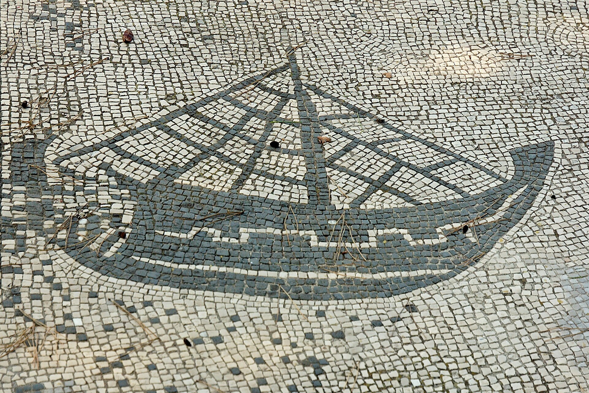 Mosaico in bianco e nero di una nave a vela, fatto di tessere quadrate