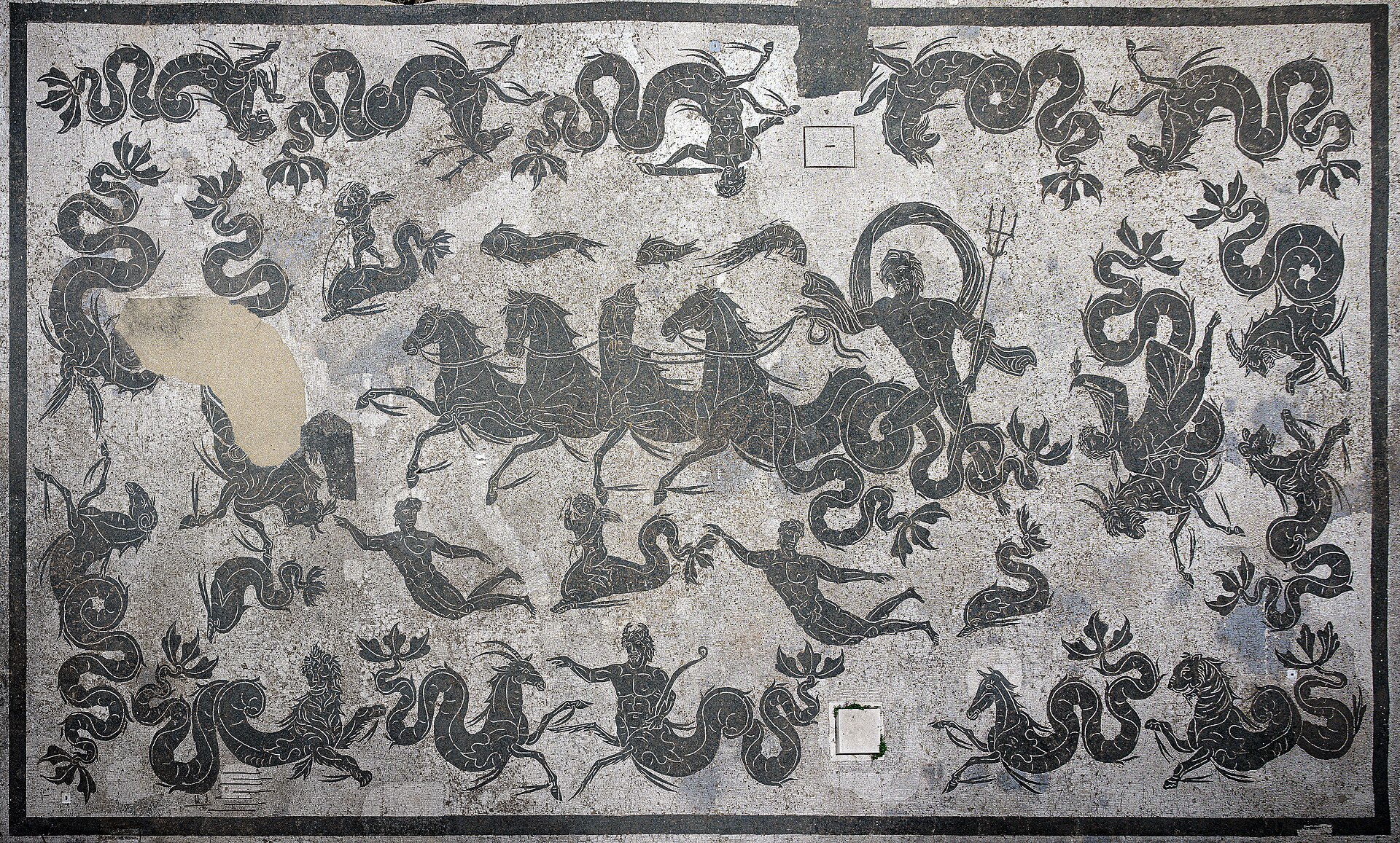 Grande mosaico di Nettuno su un carro con creature marine